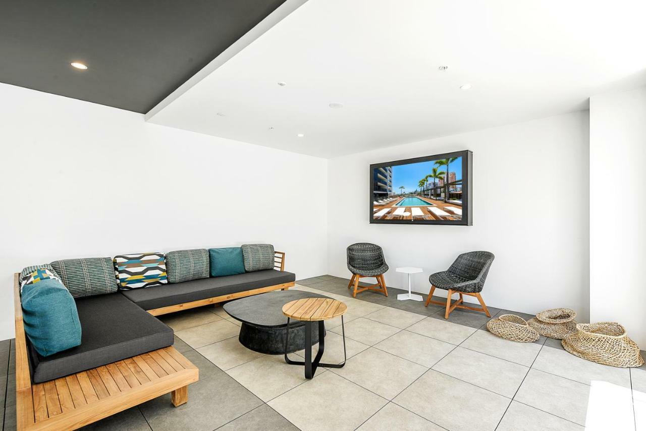 Qube Broadbeach Ocean View Apartments Голд-Кост Экстерьер фото